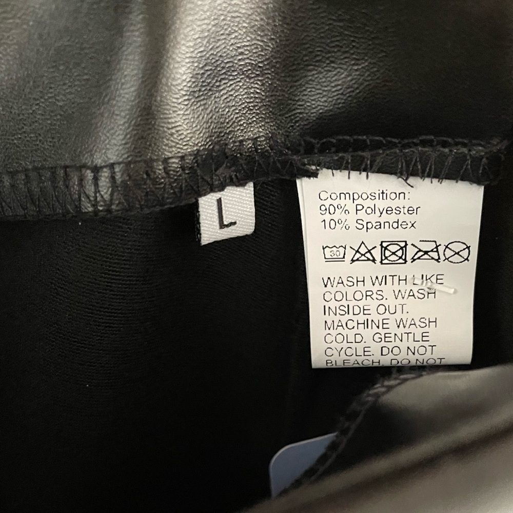 Aluna Levi Black Faux Leather Skirt. Zipper Closure in Back. Size L. New. - Picture 5 of 6